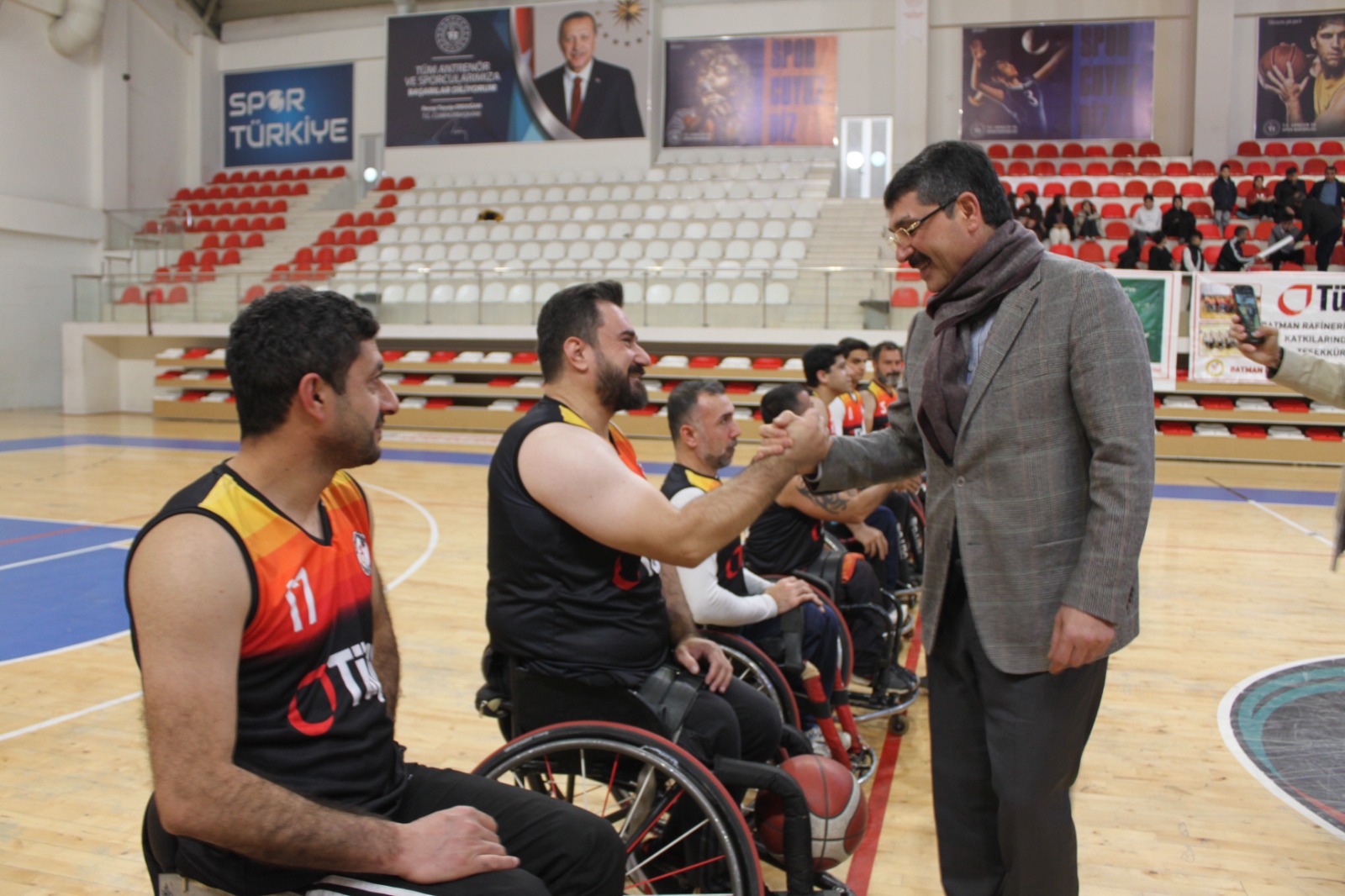Engelli basketbolculara moral verdiler