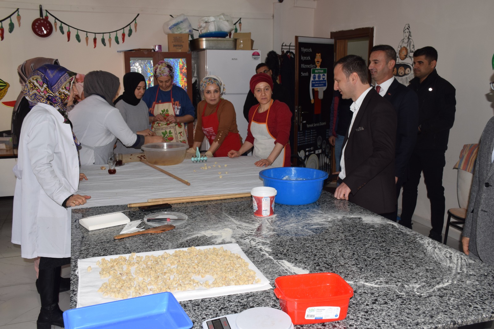 Kurs ve atölyelerde incelemelerde bulundu