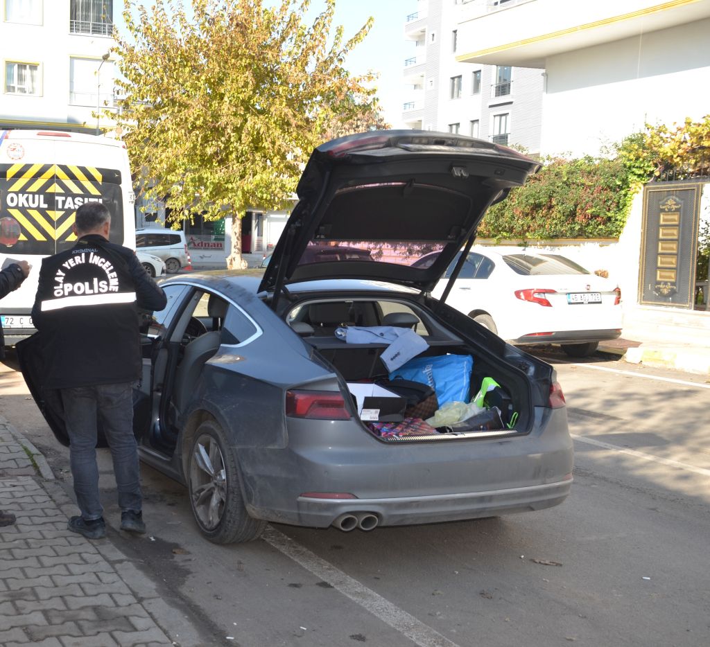Park halindeki araçtan bilgisayar çaldılar