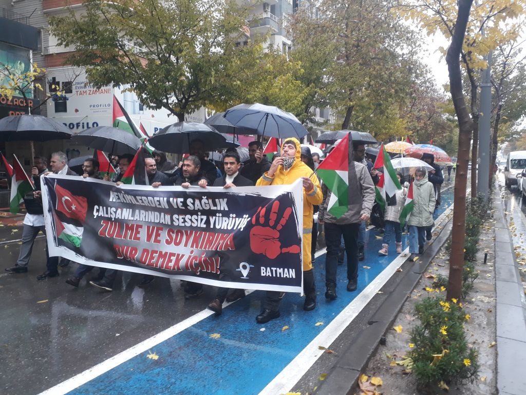 Sağlıkçılar ve hekimler Gazze için yürüdü