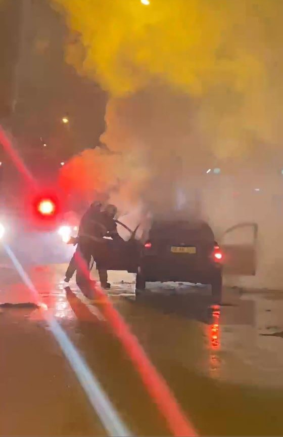 Seyir halindeki otomobil yandı