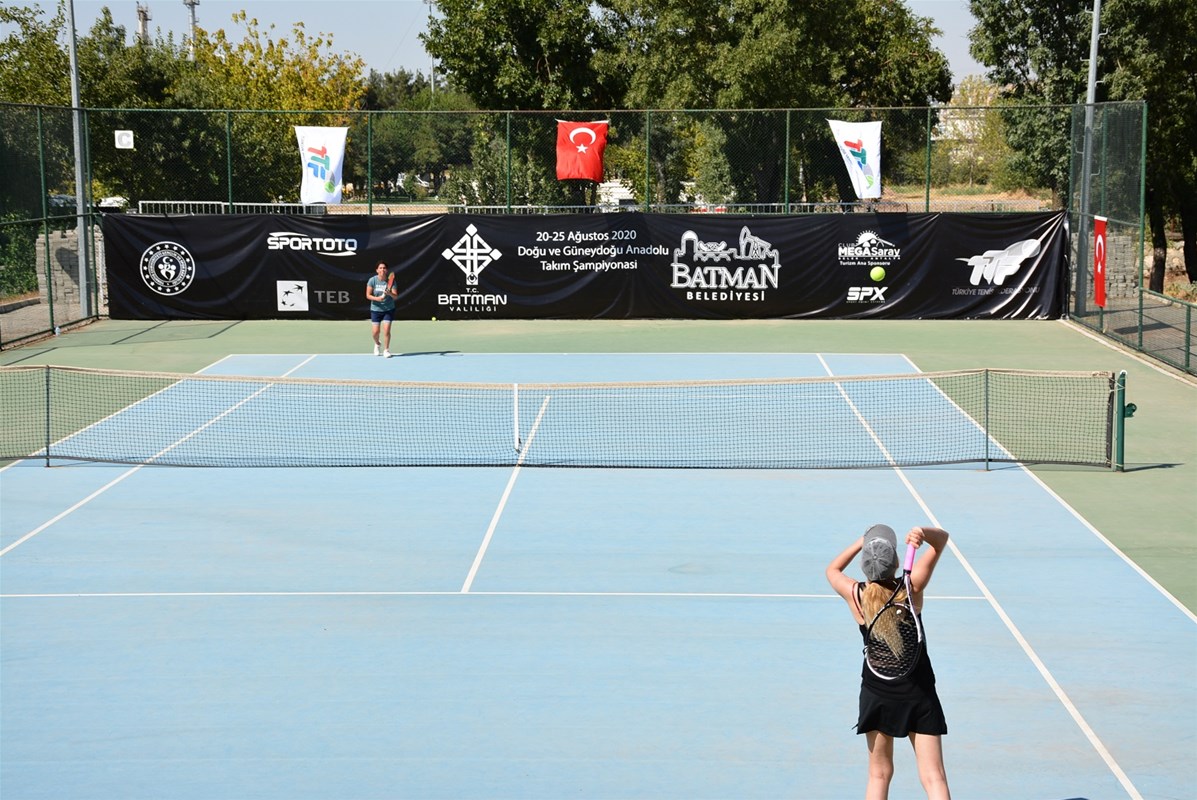 “Tenis kortları yetersiz”