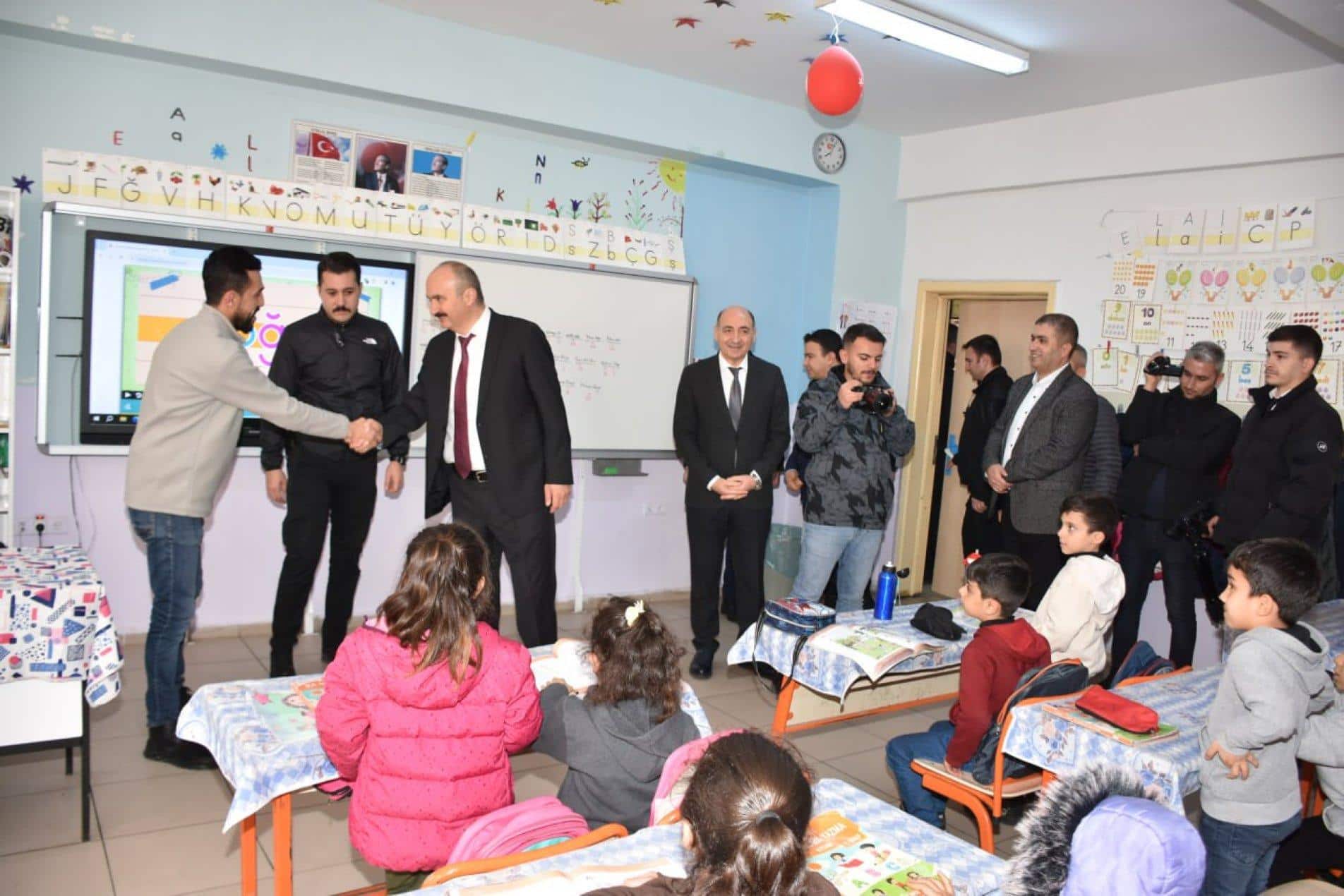 Vali Canalp, öğrencilerle bir araya geldi