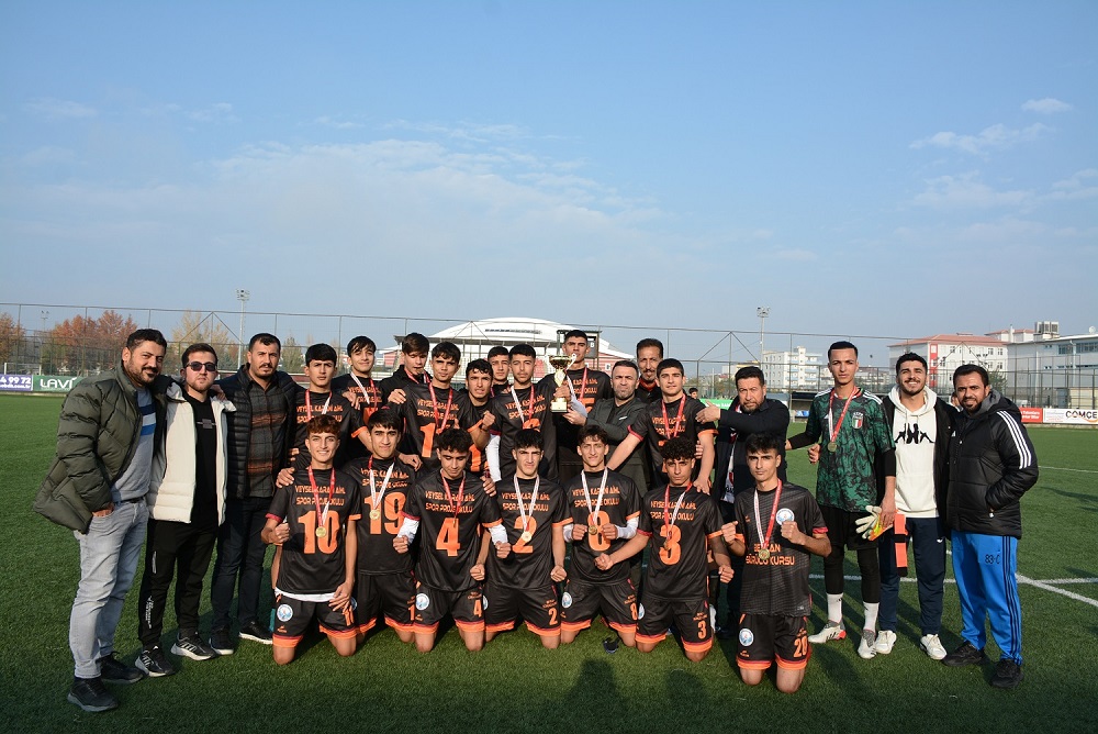 Veysel Karani spor okulu kupayı sırtladı