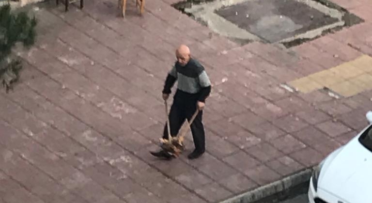 Yaşlı amcadan örnek davranış