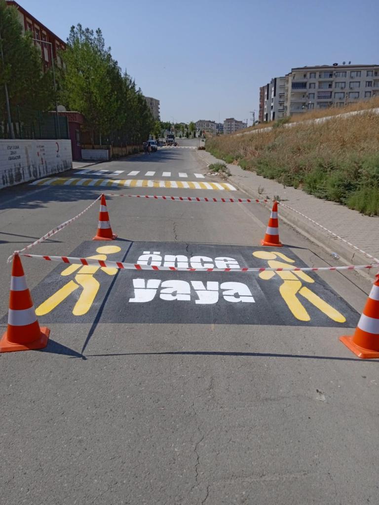 196 Okul önüne trafik çizgisi