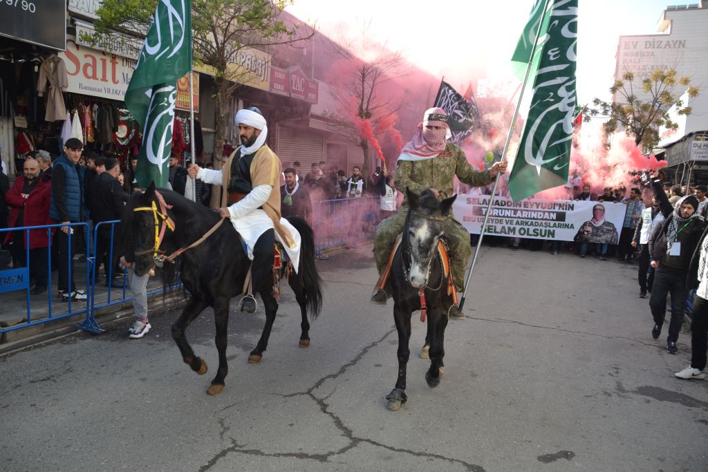 Atlı süvari eşliğinde Gazze yürüyüşü