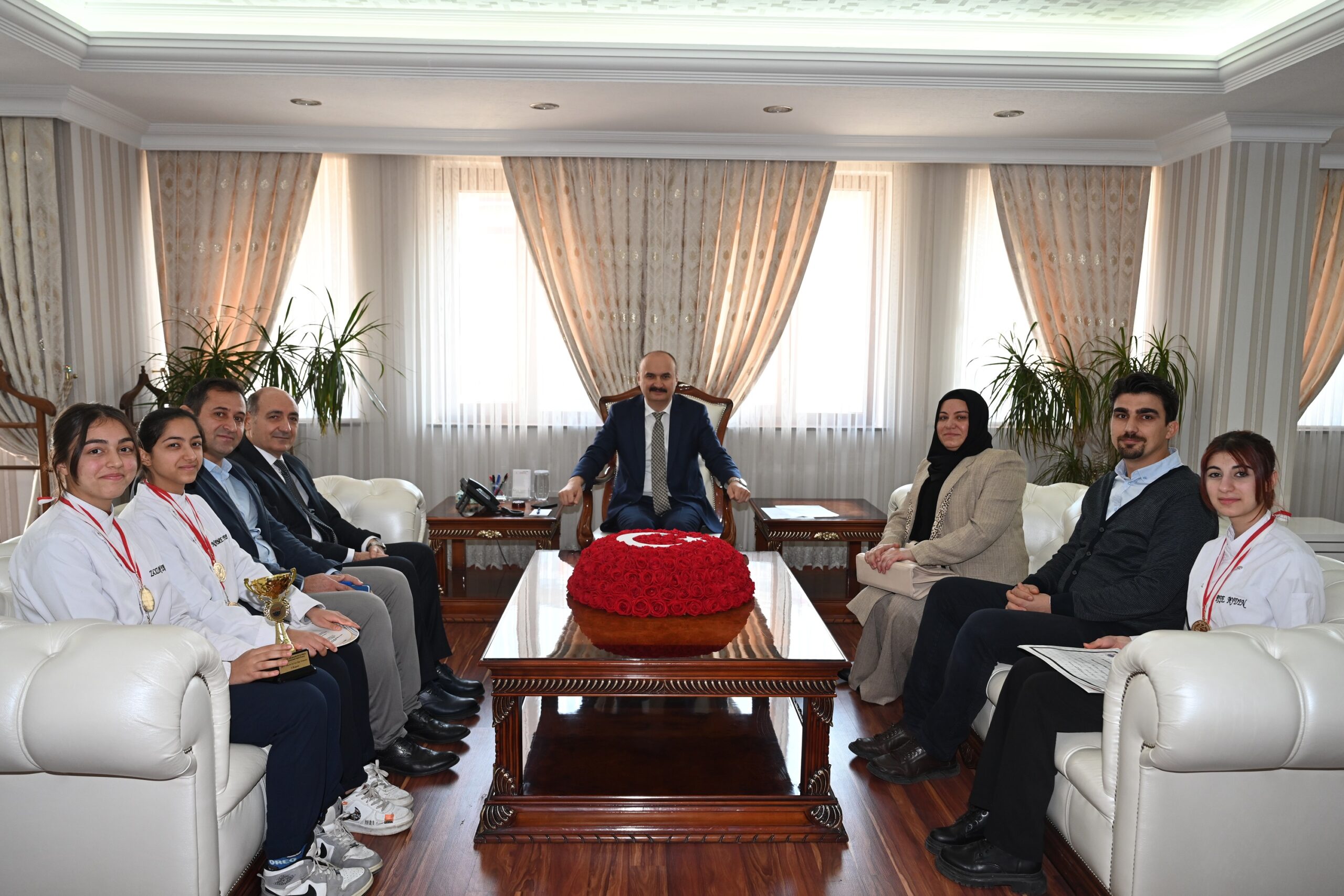 Başarılı öğrenciler ödüllendirildi