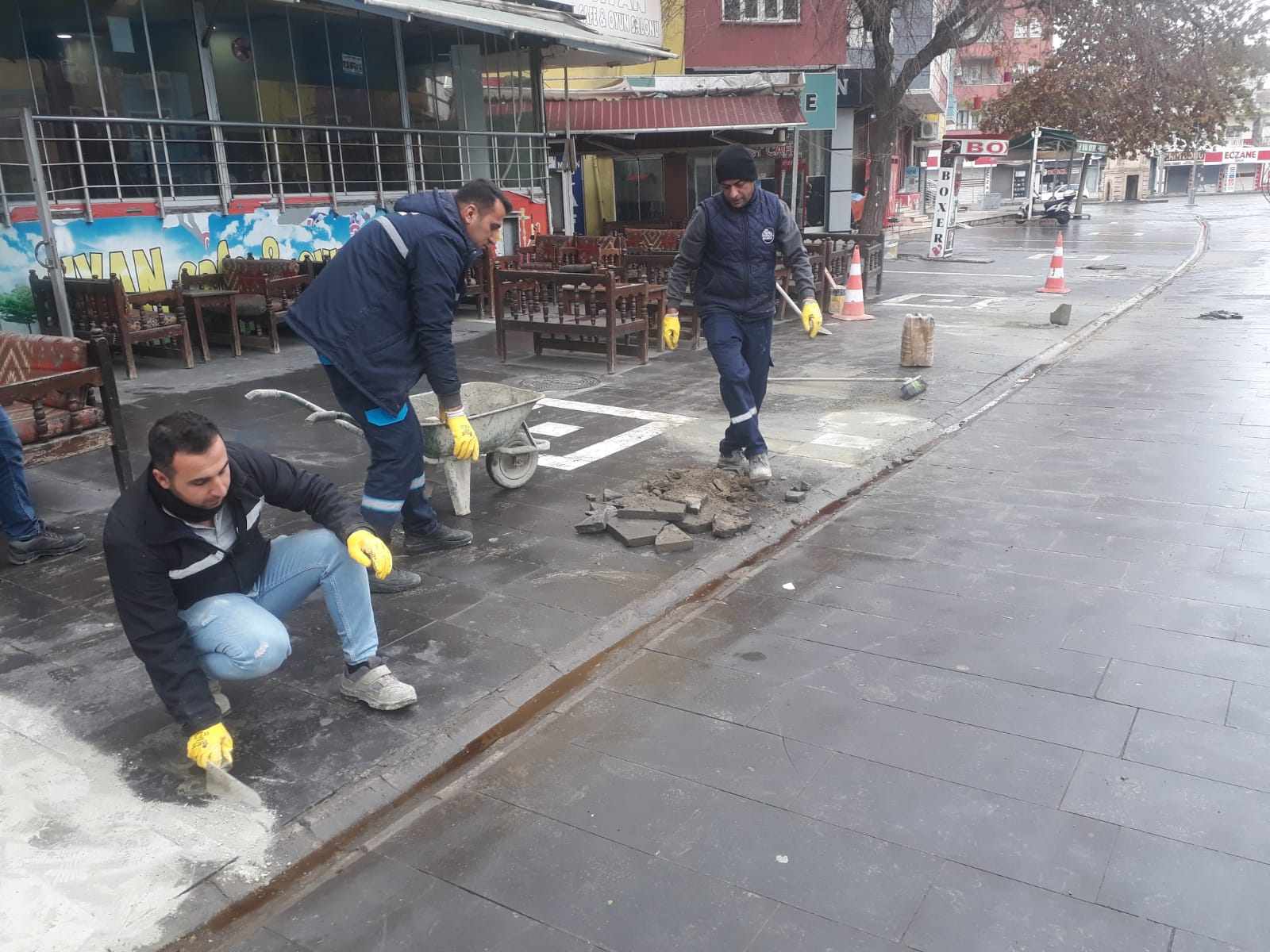Bozuk parkeler onarıldı