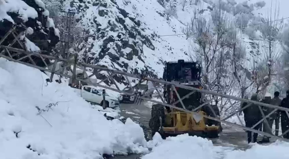 Devrilen direk 17 köyün ulaşımını kapattı