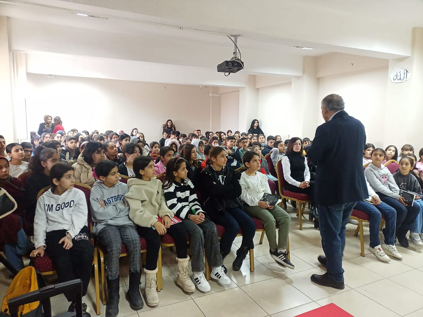 Eğitimci yazar Eratilla, öğrencilerle buluştu