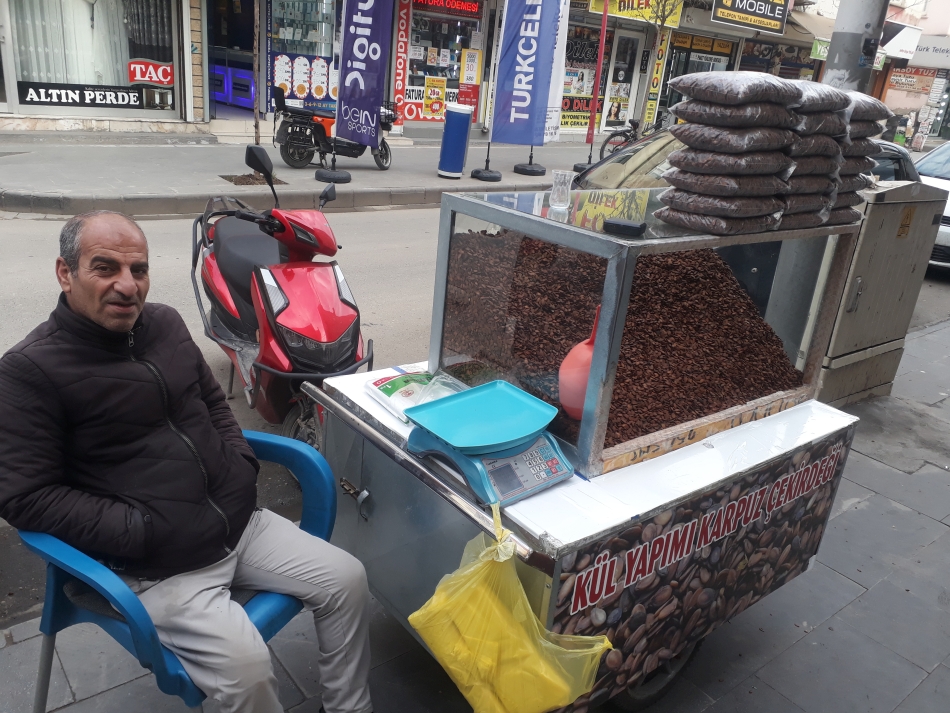 Evde pişirip çarşıda satıyor