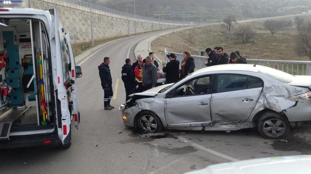 İki otomobil çarpıştı: 4 yaralı