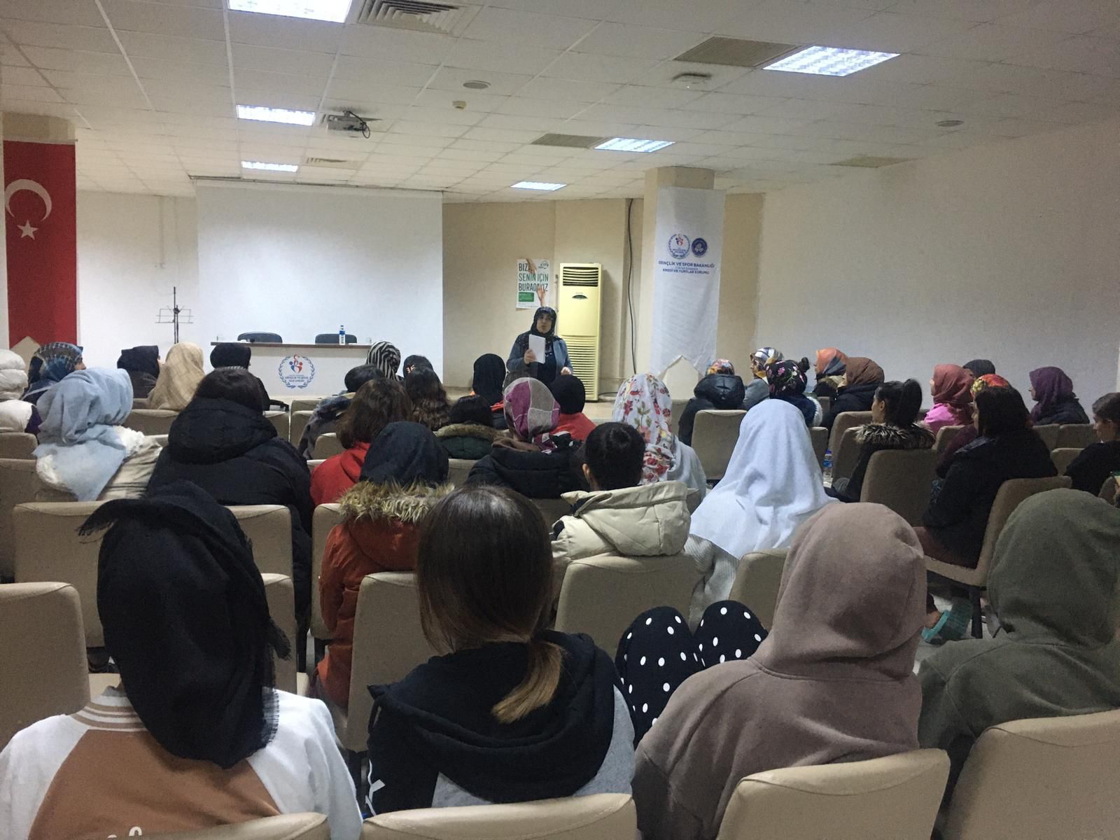 Kız yurdunda öğrencilere konferans