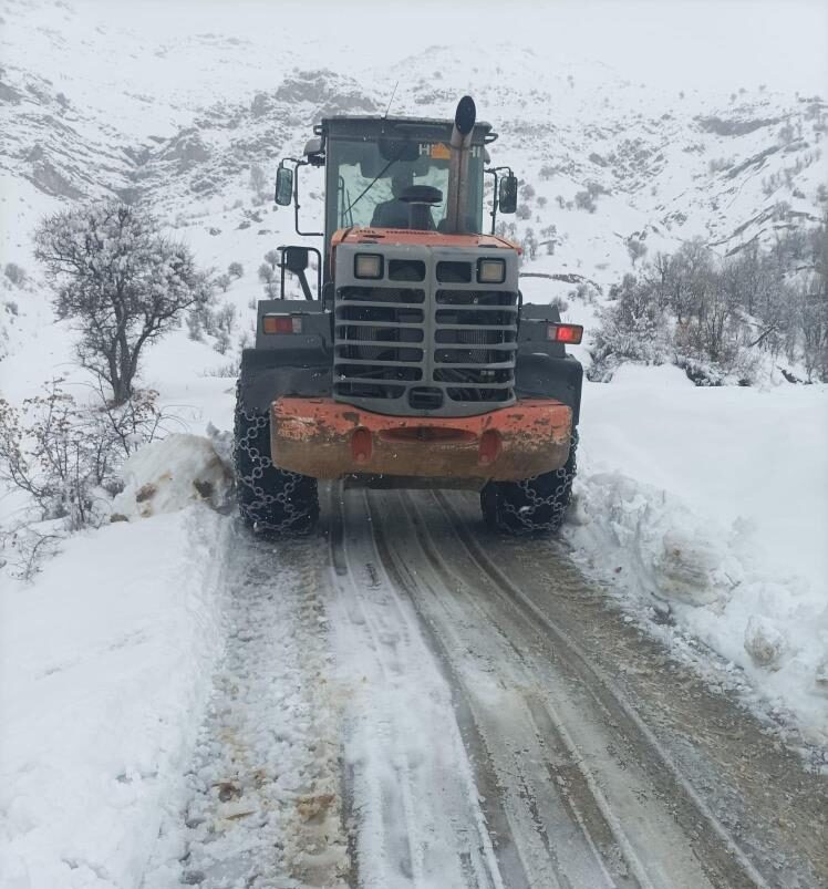 Köy yolları kardan temizleniyor