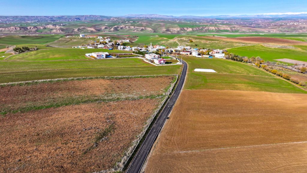 Köy yoluna beton asfalt