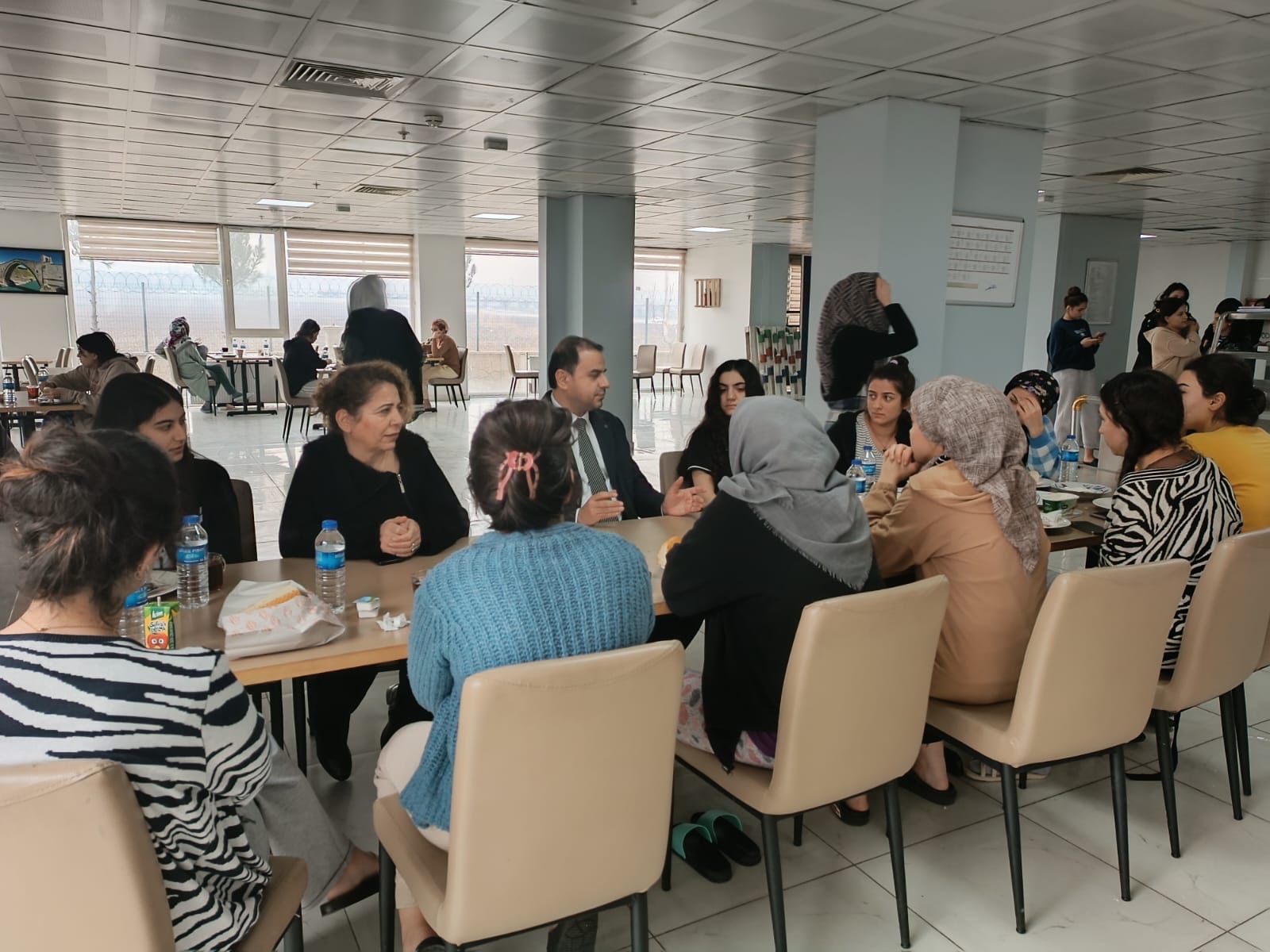 Öğrencilerle kahvaltıda buluştu