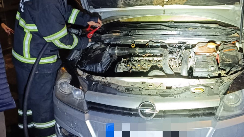 Otomobil alev aldı