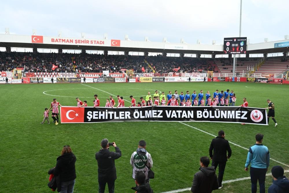 Sahaya pankartla çıktılar