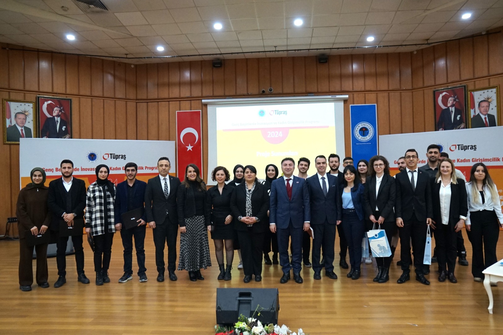 Üniversitede sertifika töreni