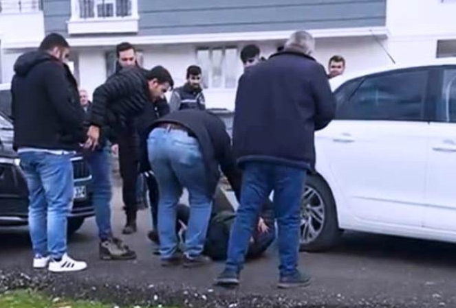 Yolda silahlı saldırıya uğradı