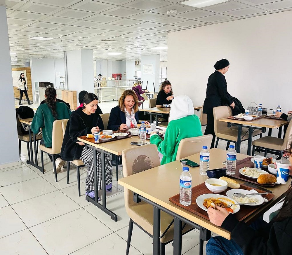 Yurtta öğrencileri yalnız bırakmıyor