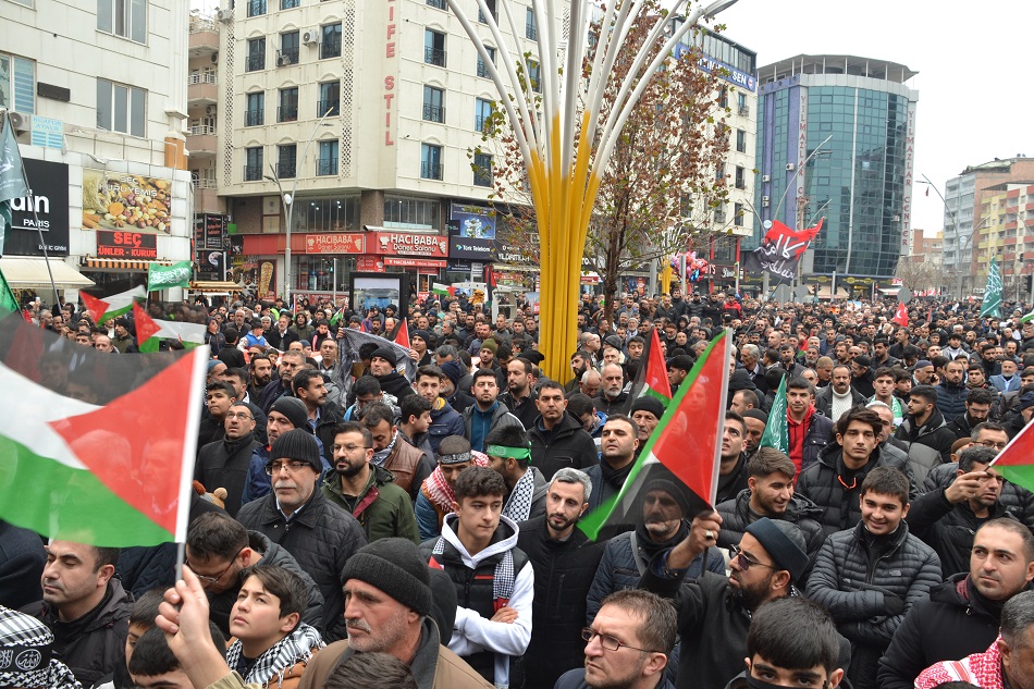 “2 Milyarlık islam ümmeti seyrediyor”