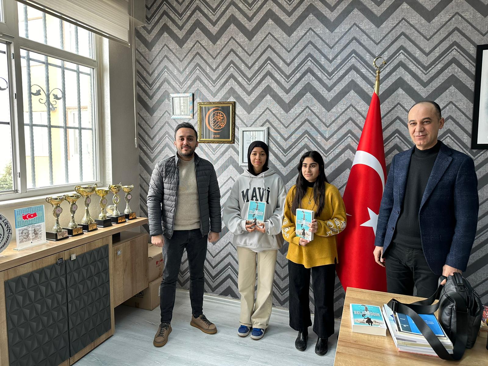 20 Okulda kitap dağıttılar