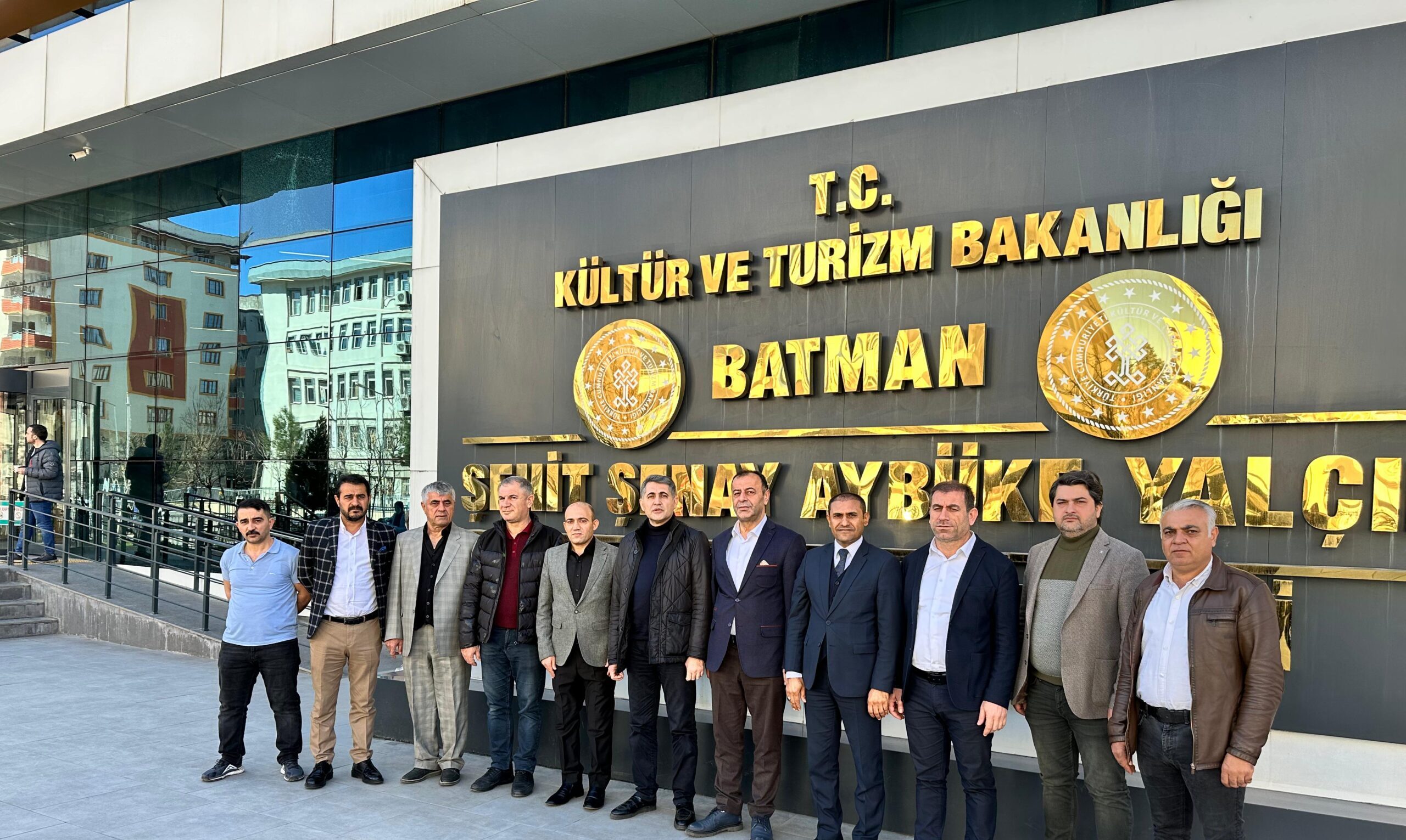 AK Partili Ceylan, kütüphaneyi gezdi