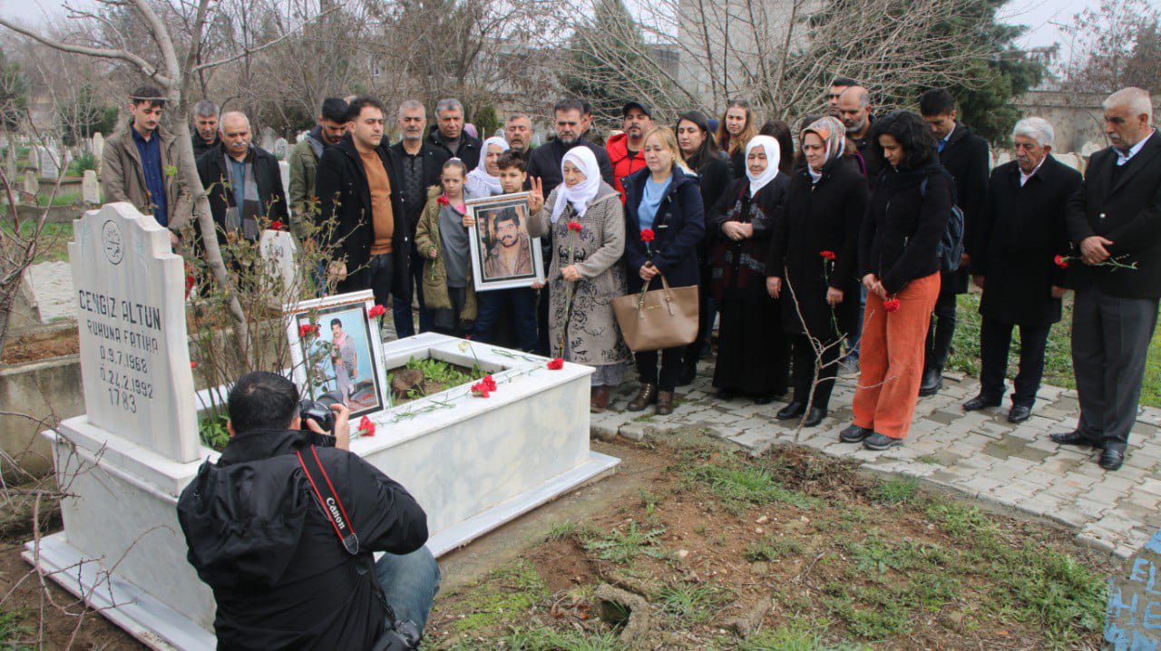 Altun, mezarı başında anıldı