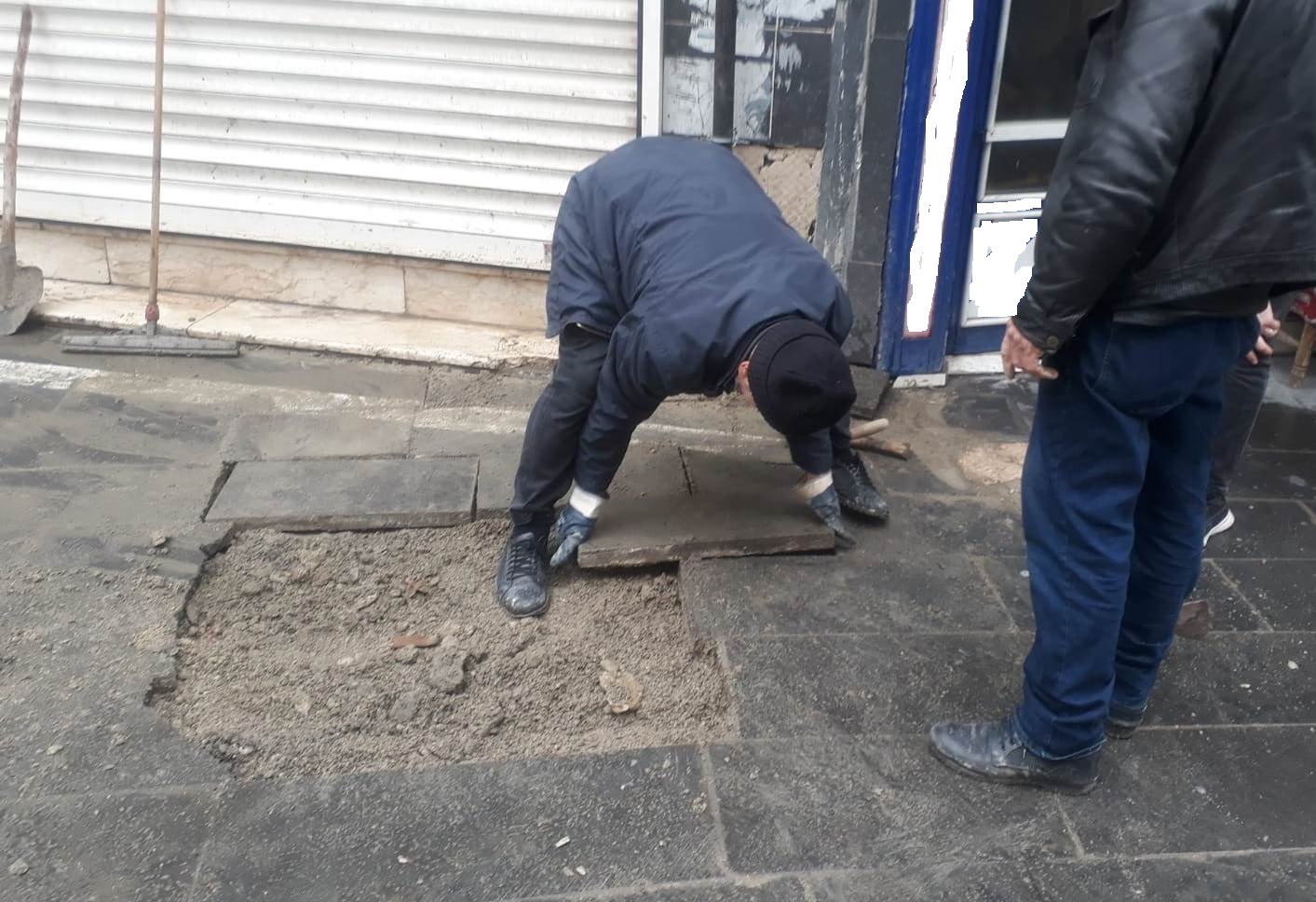 Bozuk parkeleri elleriyle onardı