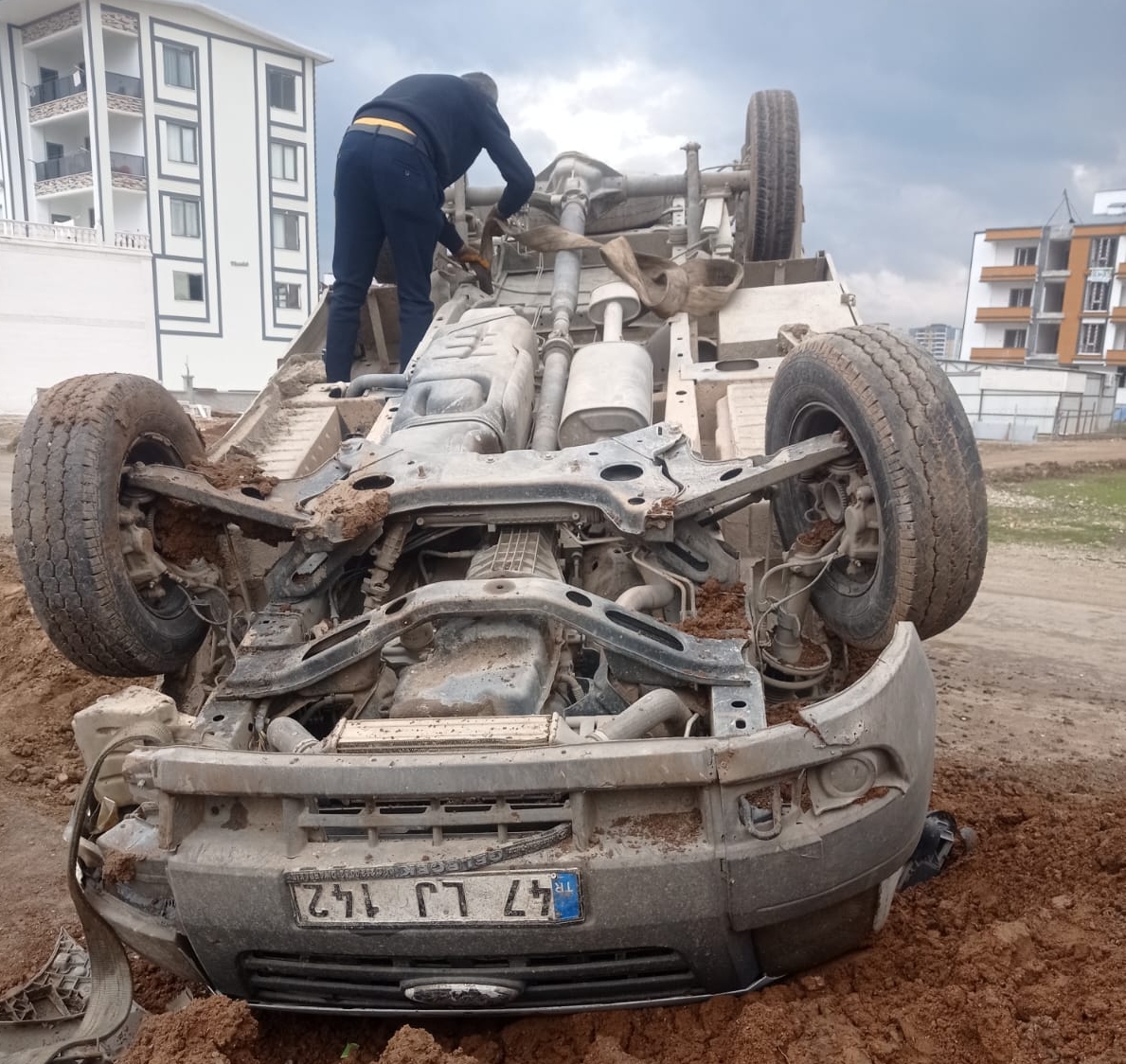 Kamyonet terse döndü