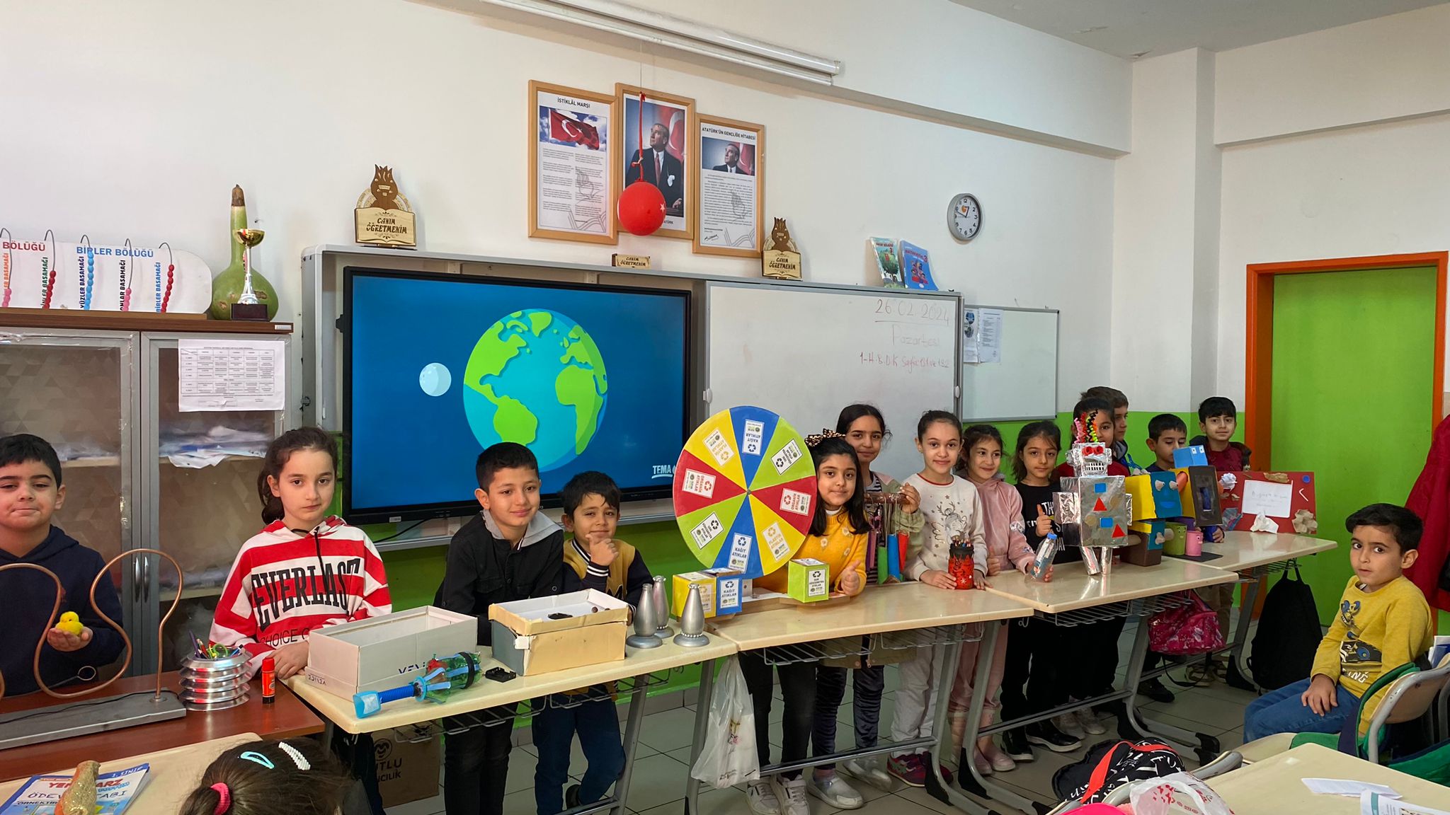 Öğrenciler, atıkları sanat eserlerine dönüştürdü