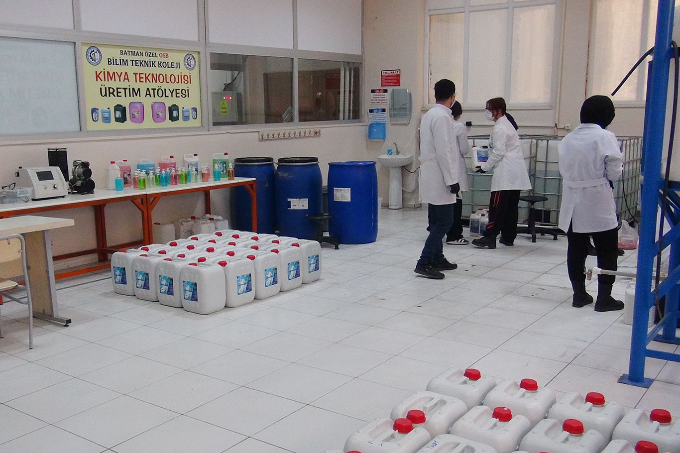 Öğrenciler temizlik malzemesi üretiyor