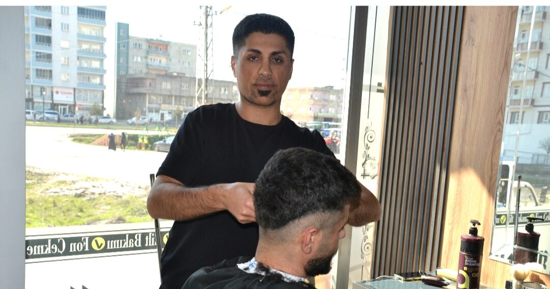 Saç tasarımında farkını hissettiriyor