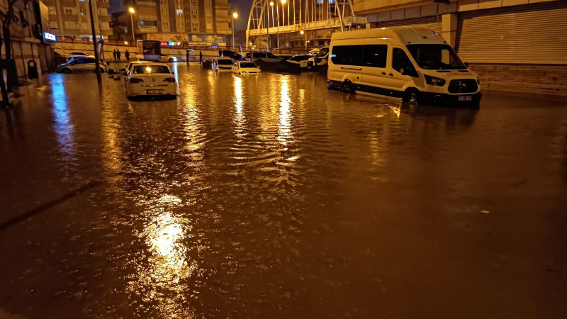 Sağanak yağış yolları göle çevirdi