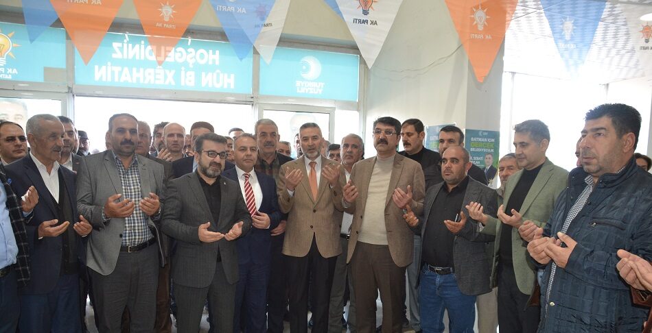 Seçim lokalini dualarla açtılar
