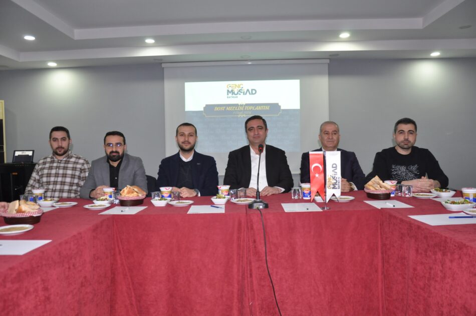 “Siyasetçiler milletin hizmetkarıdır”