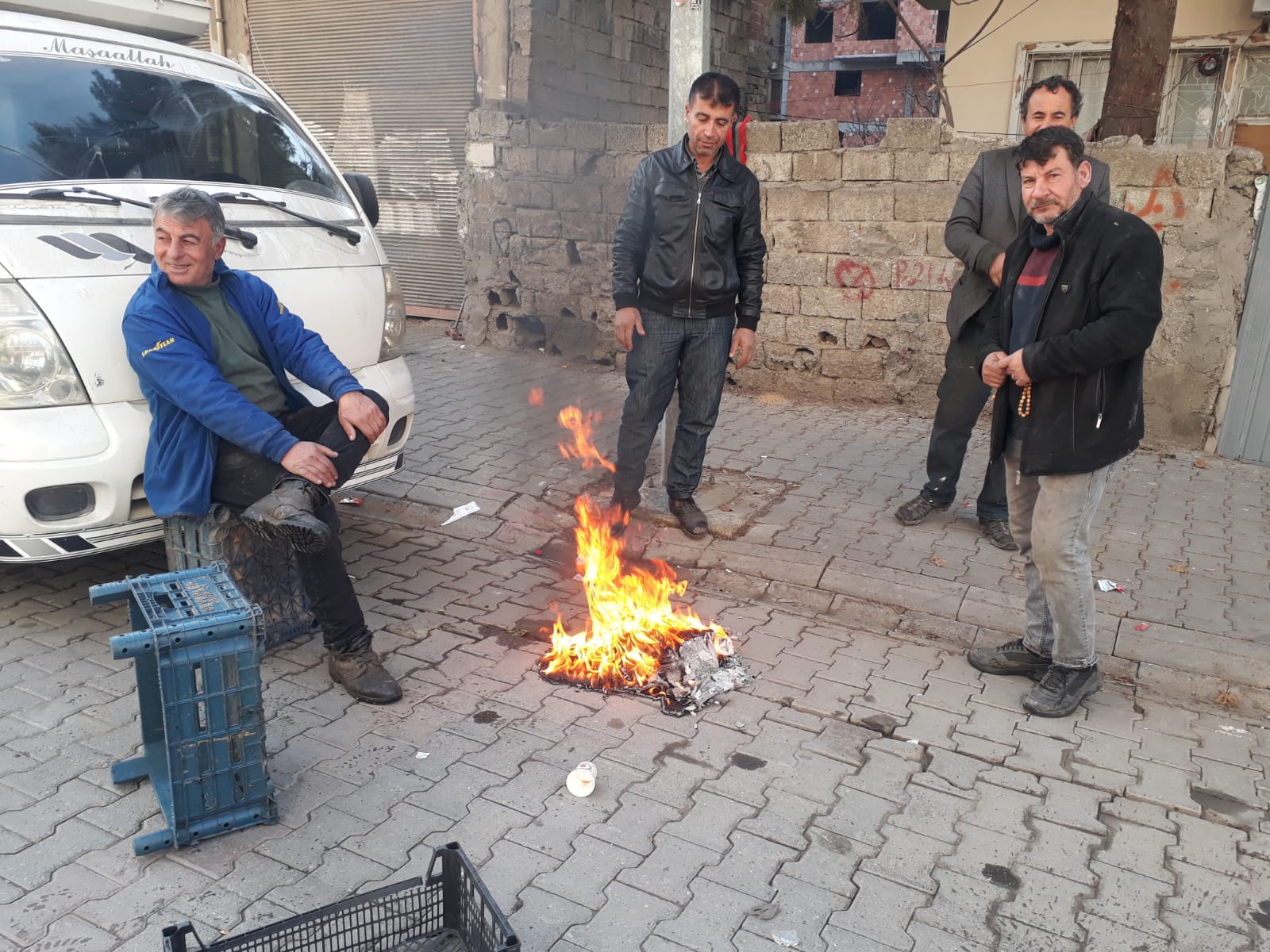 Sokak ateşinde ısınıyorlar