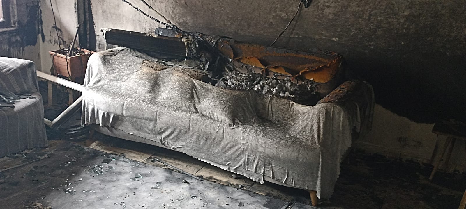 Yangın, evi kullanılamaz hale getirdi