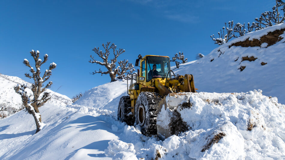 Yol açma çalışmaları devam ediyor