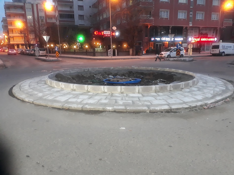 Yollara yeni kavşak ve refüjler ekleniyor