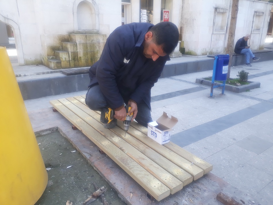 Ahşap banklar yenileniyor