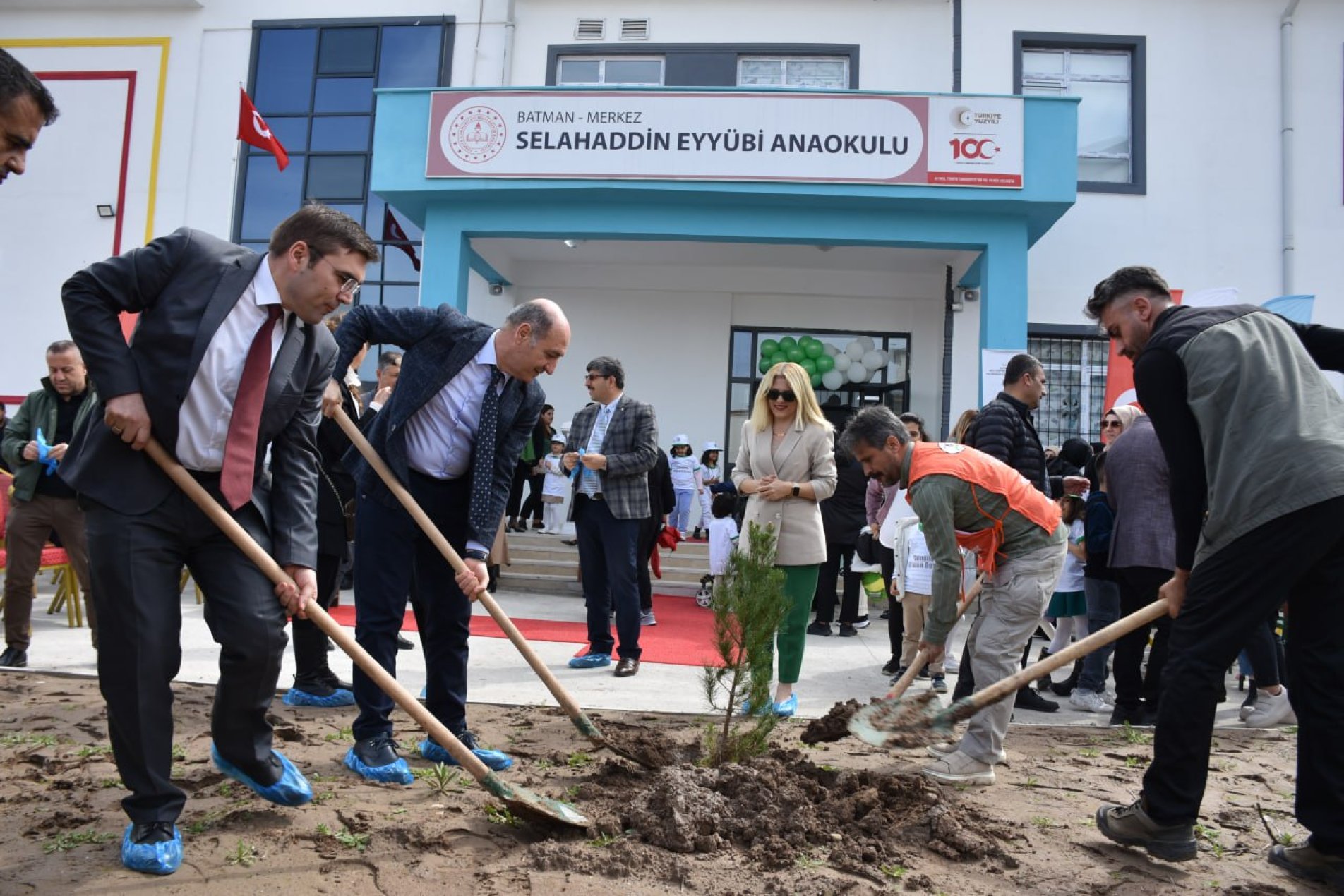 Anaokulu bahçesinde çam fidanı diktiler