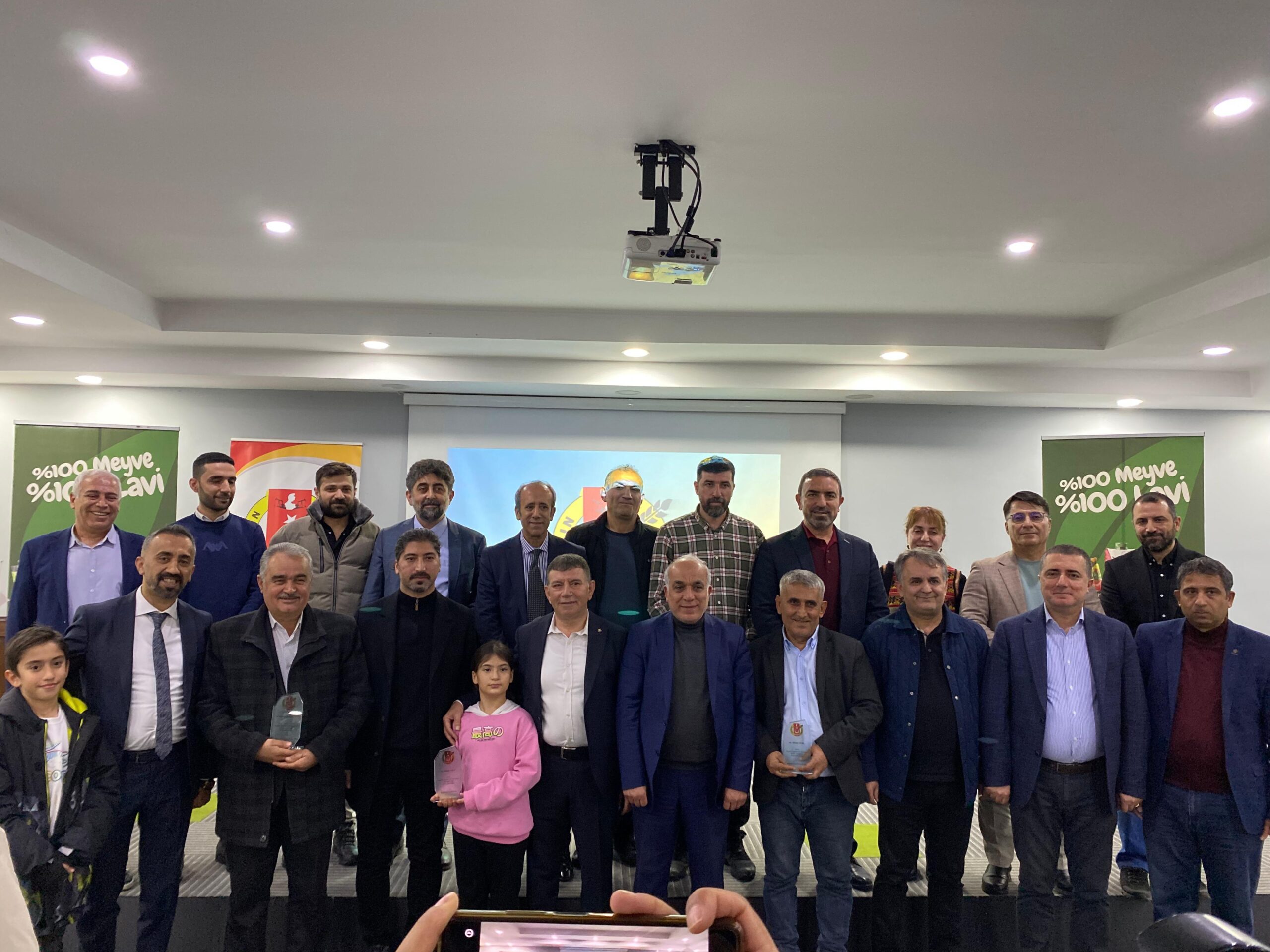 Başarılı gazeteciler ödüllerini aldı