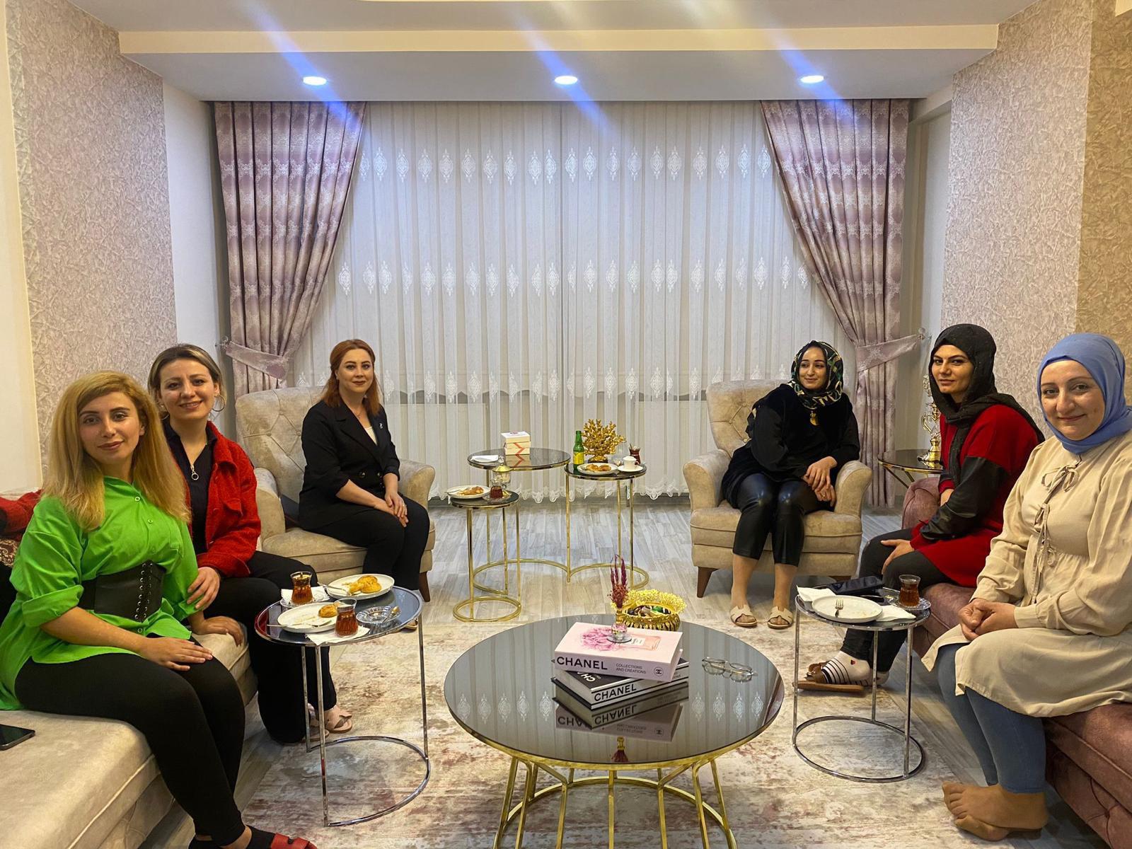 “Bayanlar siyasete nezaket katıyor”