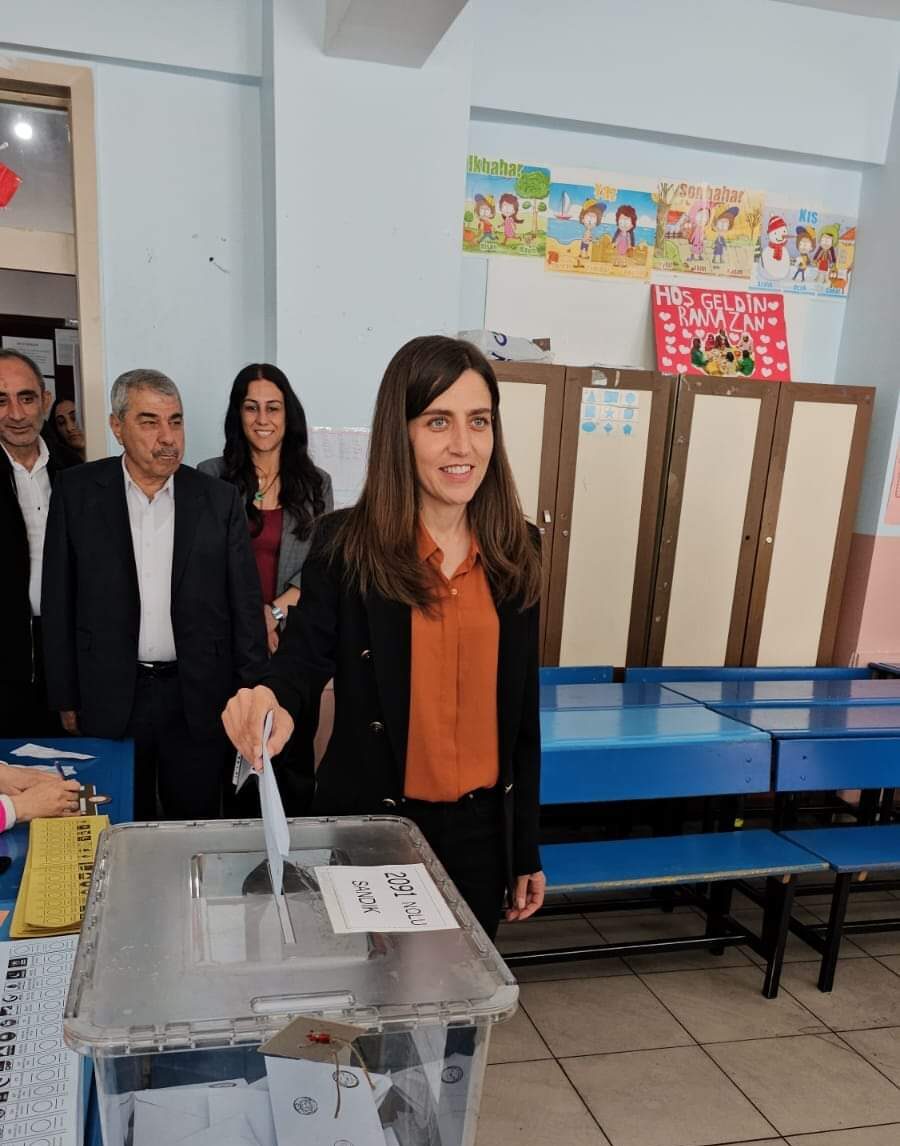 DEM adayı Sönük oyunu kullandı