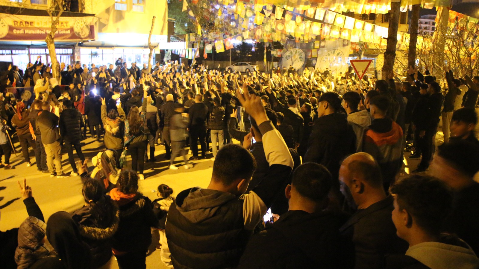 DEM’DEN COŞKULU LOKAL AÇILIŞI