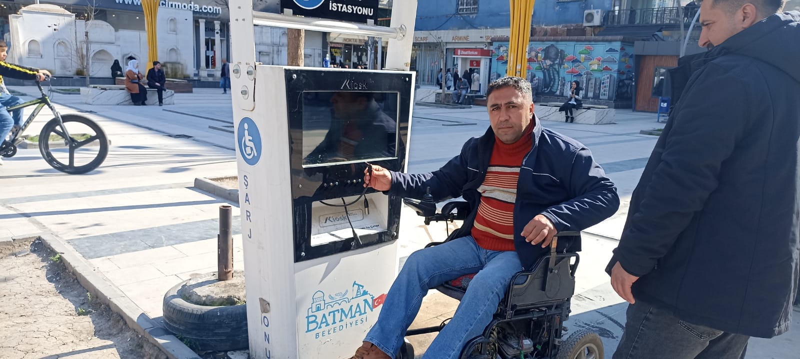 Engelli şarj istasyonlarına zarar verdiler