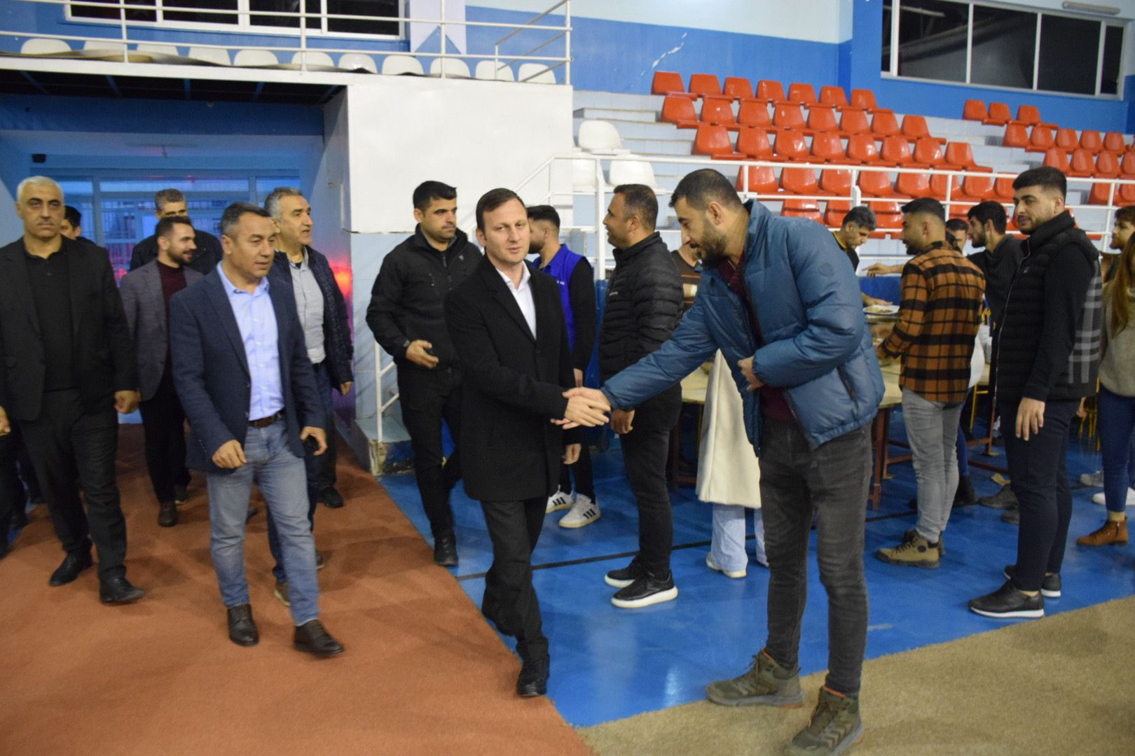 Gençlerle iftarda buluştu